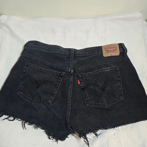 Levi's Dark Denim Frayed Shorts - Picture 6 of 6